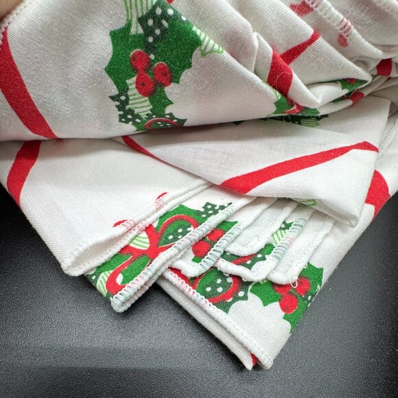Vintage Christmas Linen Tablecloth and 8 Napkins Wreaths Holly 80 x 60 in *read* - Picture 4 of 9